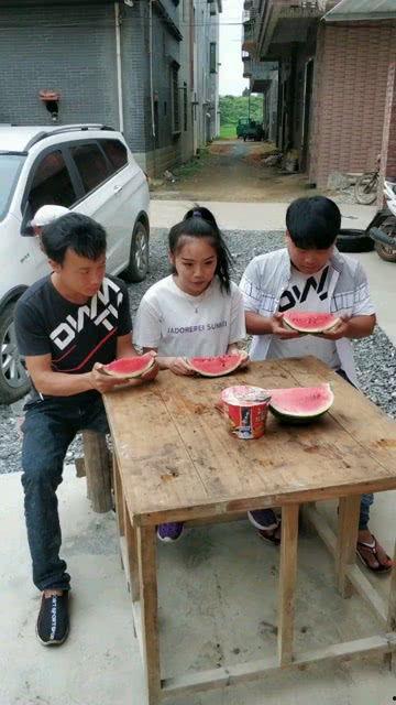 吃瓜比赛搞笑视频合集,笑料十足,欢乐无限