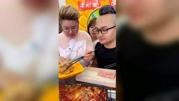 娱乐吃瓜酱一个人做饭,娱乐吃瓜酱的美食独奏曲